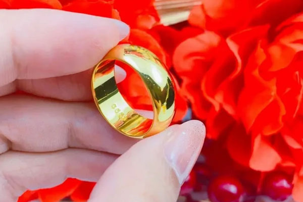 Mẹ ẵm con sơ sinh vào bến xe Miền Đông nhờ giữ giúp nhưng không quay lại nữa-2