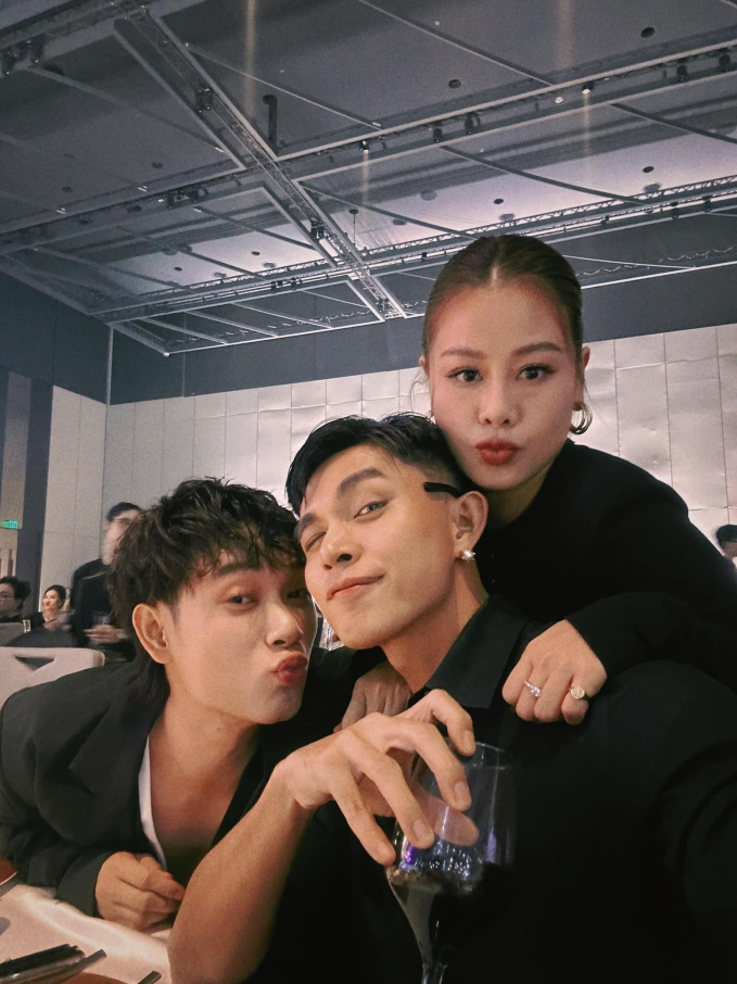 Dàn sao Vbiz lộ hình ảnh hậu tiệc cưới Minh Tú lúc 3 giờ sáng: Người cố tỉnh táo, người gục ngã-2