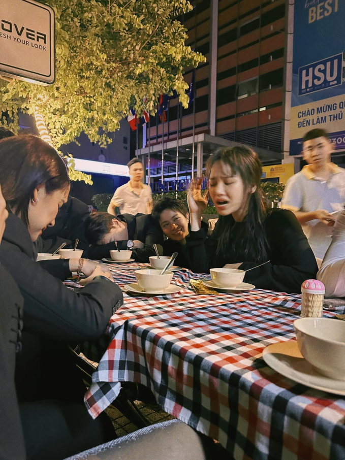 Dàn sao Vbiz lộ hình ảnh hậu tiệc cưới Minh Tú lúc 3 giờ sáng: Người cố tỉnh táo, người gục ngã-5