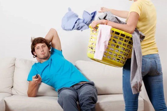 Con rể tới nhà vợ chỉ ngồi vắt chân uống nước, mẹ tôi vẫn bênh chằm chặp