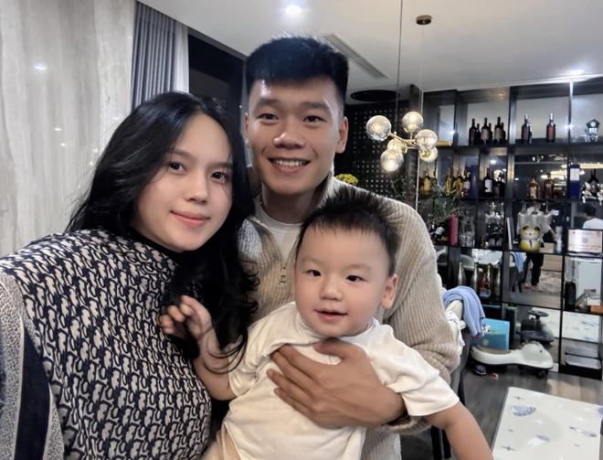 Thành Chung tự nhận nóng tính nhưng chỉ dịu dàng với mình Tố Uyên, cuộc sống hôn nhân khiến Văn Hậu - Hải My còn ngưỡng mộ-2
