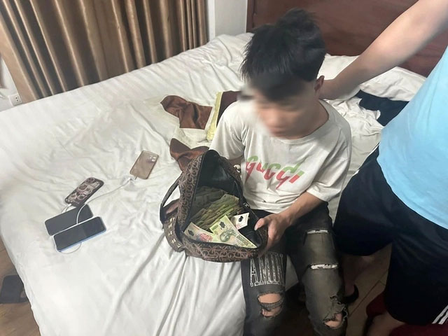 Vào đám ma lấy trộm hòm phúng viếng-1