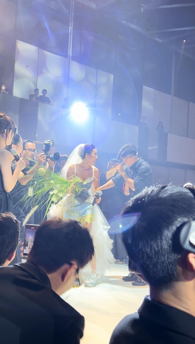 Quậy nhất đám cưới Minh Tú không ai khác là... cô dâu: Vừa xả vai công chúa đã kịp lên đồ hóa cơ trưởng-5