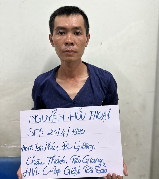 CLIP: Vây bắt kẻ cướp tại tiệm vàng ở Long An-1