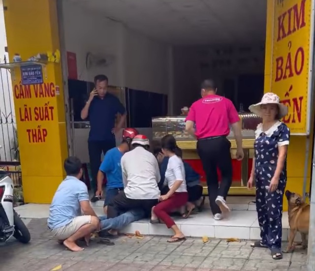 CLIP: Vây bắt kẻ cướp tại tiệm vàng ở Long An-2