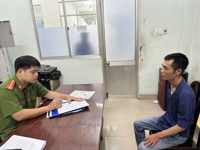 CLIP: Vây bắt kẻ cướp tại tiệm vàng ở Long An-3