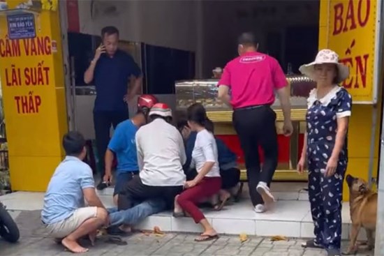 CLIP: Vây bắt kẻ cướp tại tiệm vàng ở Long An