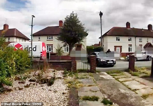 Đang đi giao hàng, tài xế bất ngờ bị sát hại dã man: Video bắt giữ 5 thủ phạm gay cấn như phim hành động-5