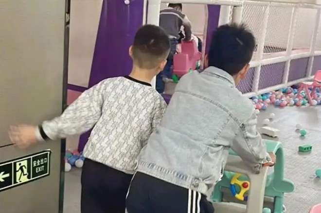 Gặp lại con sau 3 năm ly hôn, hành động đầu tiên của con khiến người phụ nữ đau lòng-1