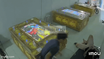 Thót tim khoảnh khắc thanh niên đột nhập tiệm game dùng dao đâm tới tấp nhân viên quản lý, cướp ví tiền-1
