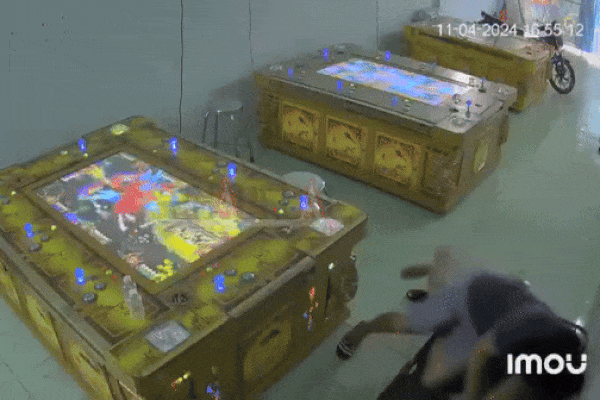 Thót tim khoảnh khắc thanh niên đột nhập tiệm game dùng dao đâm tới tấp nhân viên quản lý, cướp ví tiền
