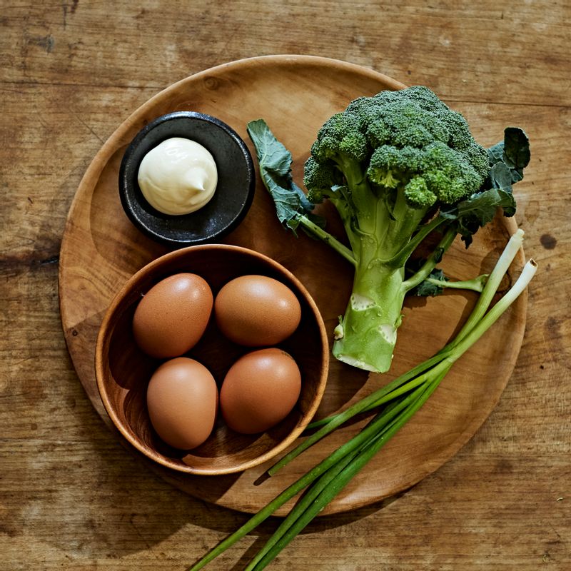 Súp lơ xanh kết hợp với trứng thế này làm thành món ăn giòn ngon, thơm ngậy vô cùng-1
