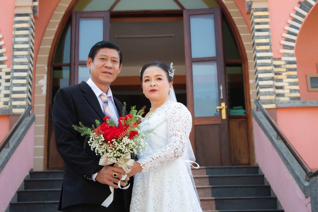 Chồng mất sớm, 20 năm sau nữ thợ may được ông bố 4 con bù đắp bằng đám cưới cổ tích ở Đà Lạt-1