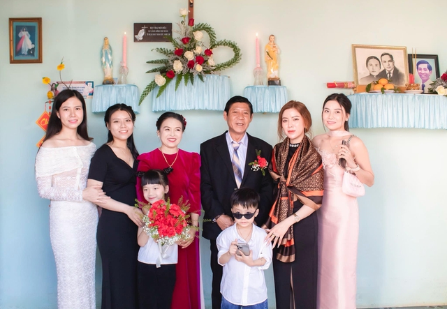 Chồng mất sớm, 20 năm sau nữ thợ may được ông bố 4 con bù đắp bằng đám cưới cổ tích ở Đà Lạt-2