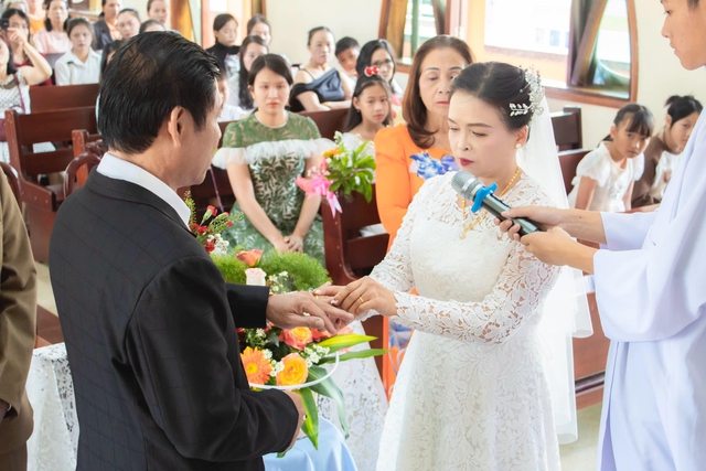 Chồng mất sớm, 20 năm sau nữ thợ may được ông bố 4 con bù đắp bằng đám cưới cổ tích ở Đà Lạt-4