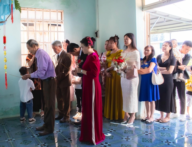 Chồng mất sớm, 20 năm sau nữ thợ may được ông bố 4 con bù đắp bằng đám cưới cổ tích ở Đà Lạt-6