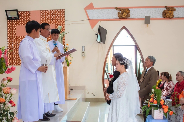 Chồng mất sớm, 20 năm sau nữ thợ may được ông bố 4 con bù đắp bằng đám cưới cổ tích ở Đà Lạt-5