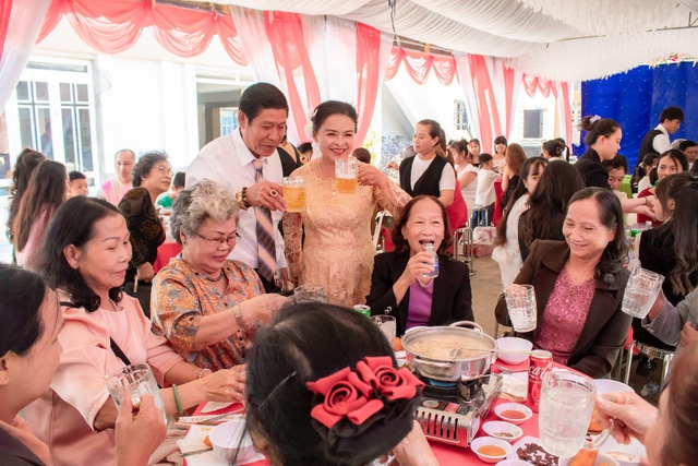 Chồng mất sớm, 20 năm sau nữ thợ may được ông bố 4 con bù đắp bằng đám cưới cổ tích ở Đà Lạt-7