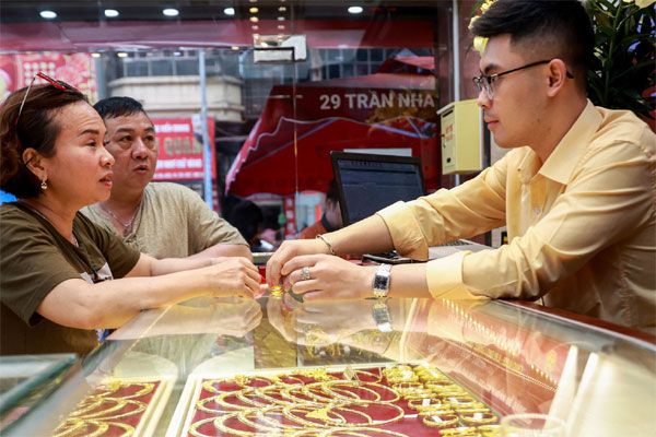 Giá vàng hôm nay 15/4/2024 nổi sóng trước chảo lửa Trung Đông, SJC vụt tăng-1