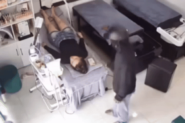 Clip: Ngủ say, người phụ nữ bị trộm vào cửa hàng