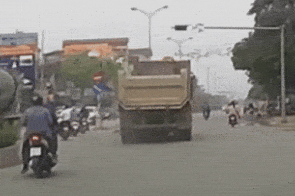 Bé gái thoát chết trong gang tấc khi thùng container rơi thẳng vào nhà-1