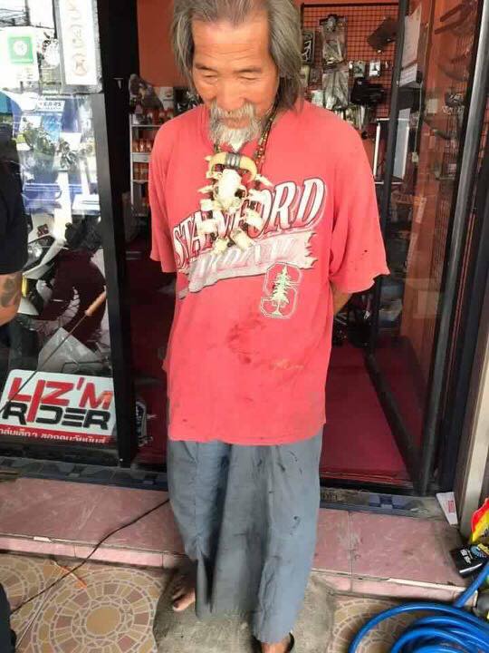 Thấy ông cụ ăn mặc giản dị bước vào, nhân viên cửa hàng không thèm tiếp, lúc sau tiếc thì cũng đã muộn-1