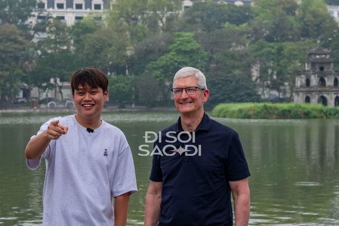 Chùm ảnh, clip nét căng: CEO Apple Tim Cook đi dạo Hồ Gươm, cười tươi rói và trò chuyện cực thân thiết với Duy Thẩm-1
