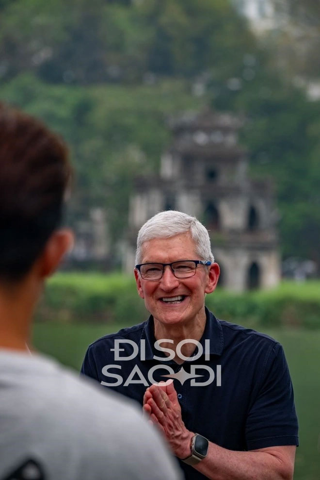 Chùm ảnh, clip nét căng: CEO Apple Tim Cook đi dạo Hồ Gươm, cười tươi rói và trò chuyện cực thân thiết với Duy Thẩm-2