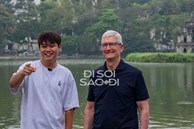 Chùm ảnh, clip nét căng: CEO Apple Tim Cook đi dạo Hồ Gươm, cười tươi rói và trò chuyện cực thân thiết với Duy Thẩm