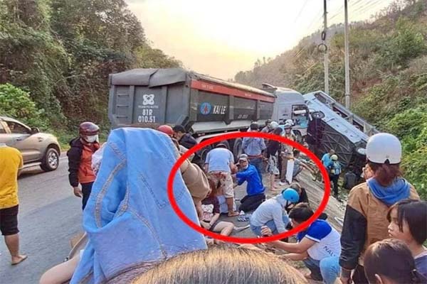 Bé trai bị ngã vào tủ kính ở lớp học-2