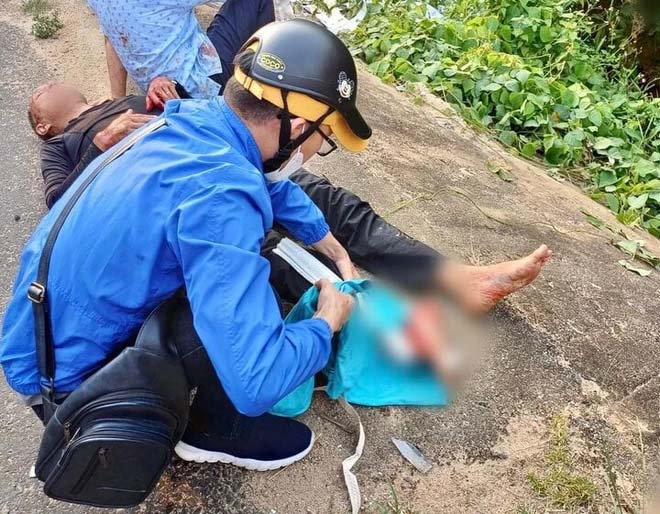 Vợ chồng bác sỹ kể lại thời khắc ép tim cứu người gặp tai nạn giữa đường-2