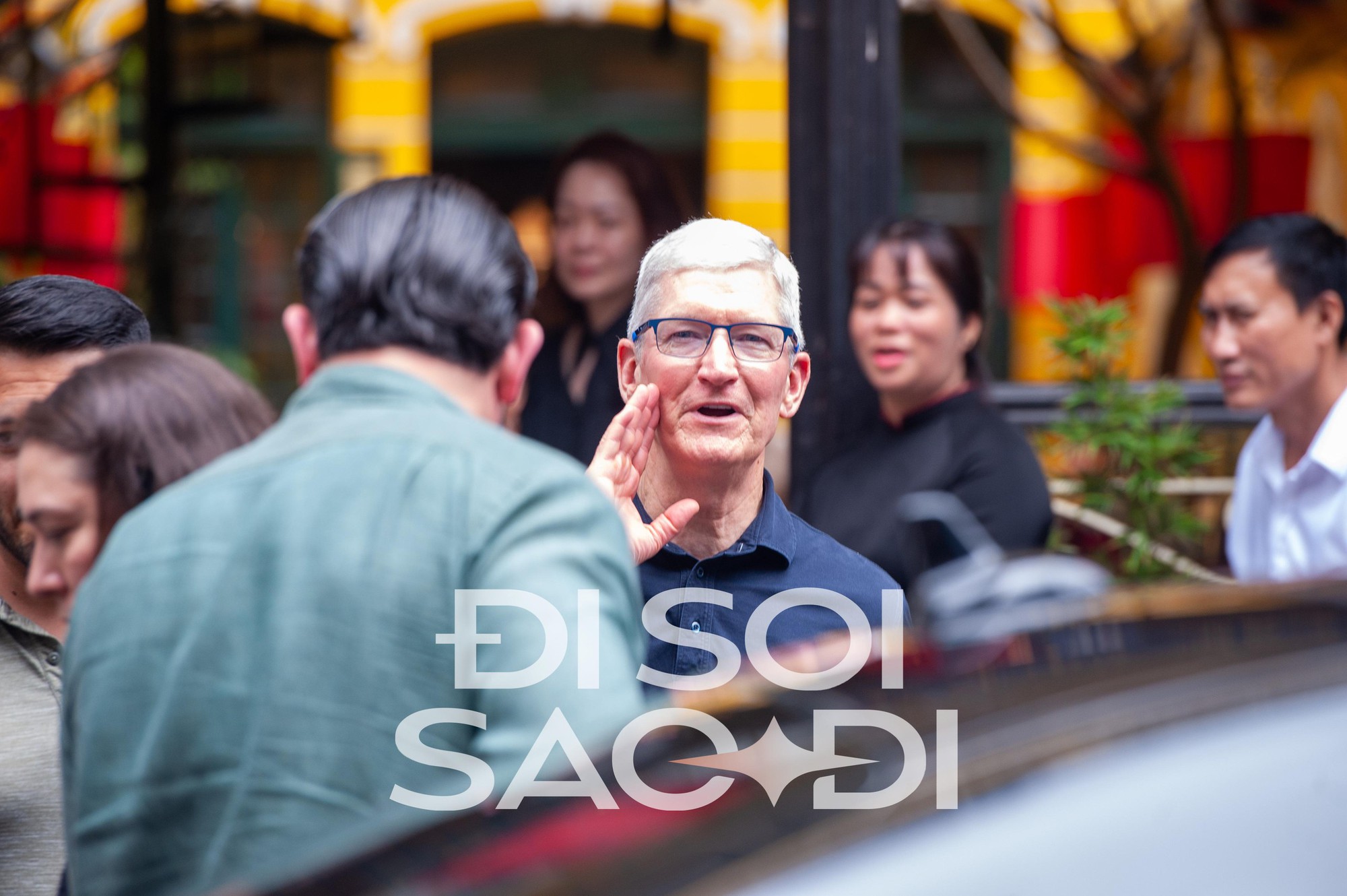 HOT: Những hình ảnh đầu tiên của CEO Apple Tim Cook tại Việt Nam - rời khách sạn 5 sao, đi cafe phố cổ-2
