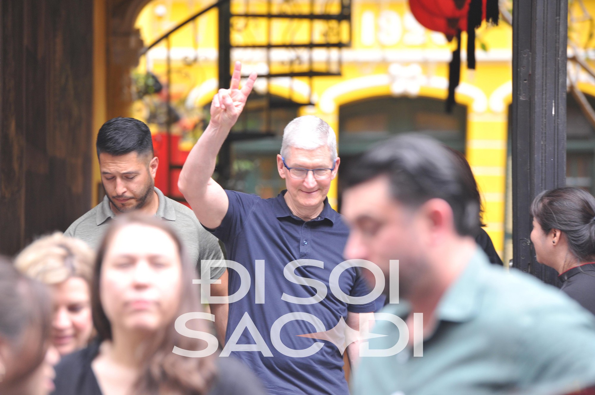 HOT: Những hình ảnh đầu tiên của CEO Apple Tim Cook tại Việt Nam - rời khách sạn 5 sao, đi cafe phố cổ-3