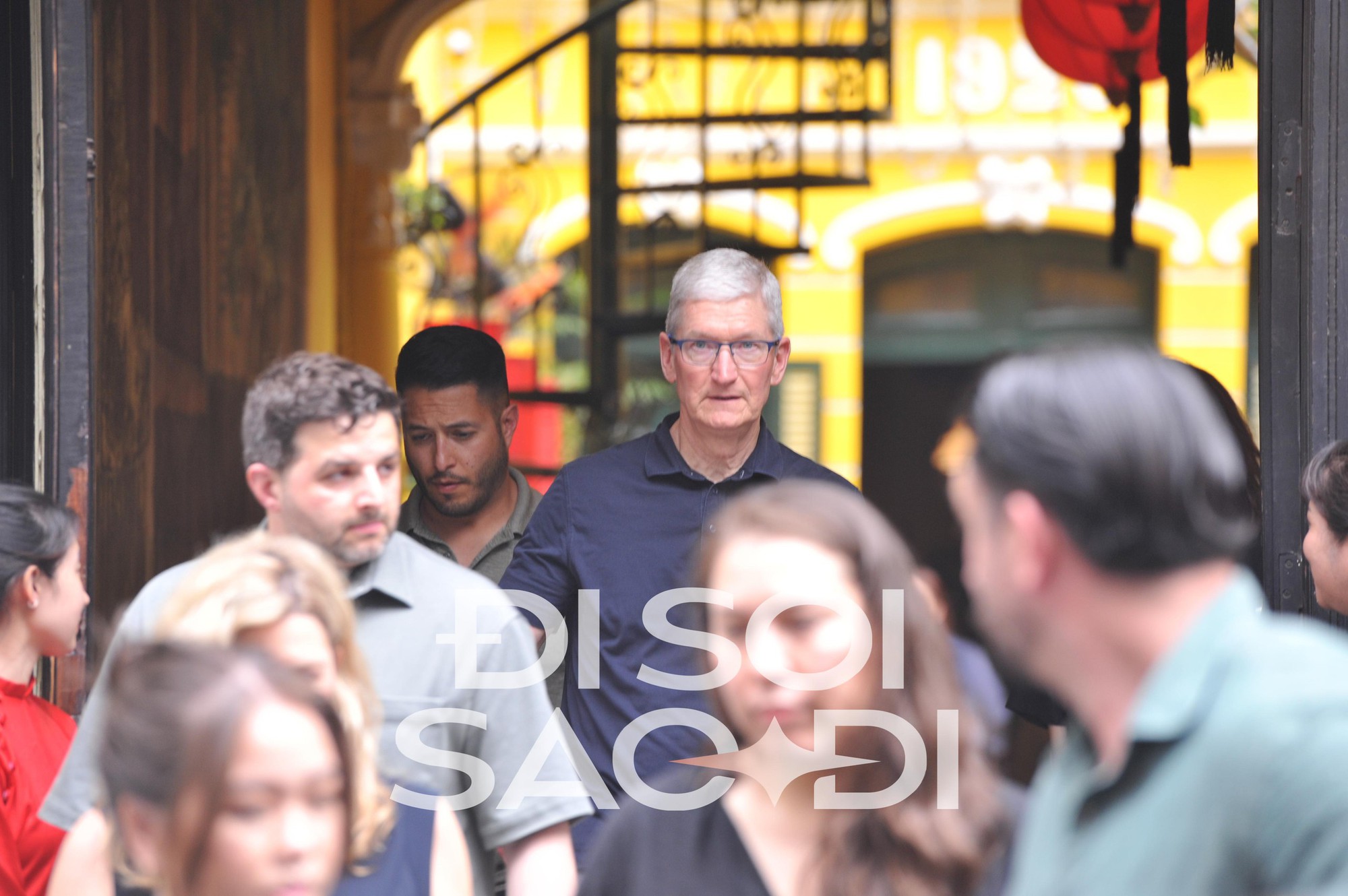 HOT: Những hình ảnh đầu tiên của CEO Apple Tim Cook tại Việt Nam - rời khách sạn 5 sao, đi cafe phố cổ-4
