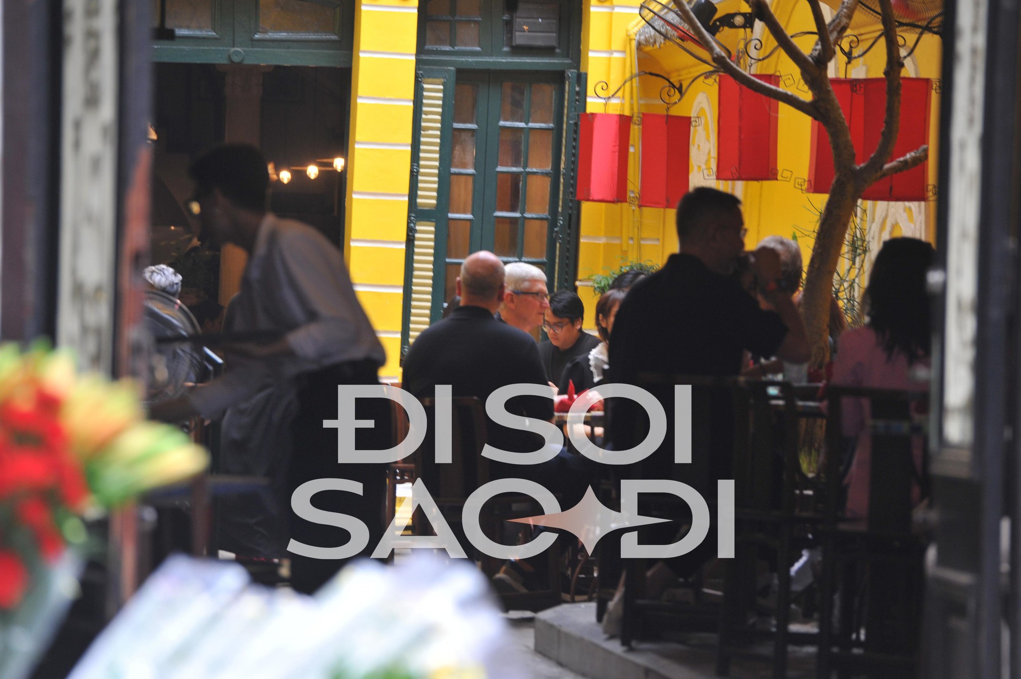 HOT: Những hình ảnh đầu tiên của CEO Apple Tim Cook tại Việt Nam - rời khách sạn 5 sao, đi cafe phố cổ-5