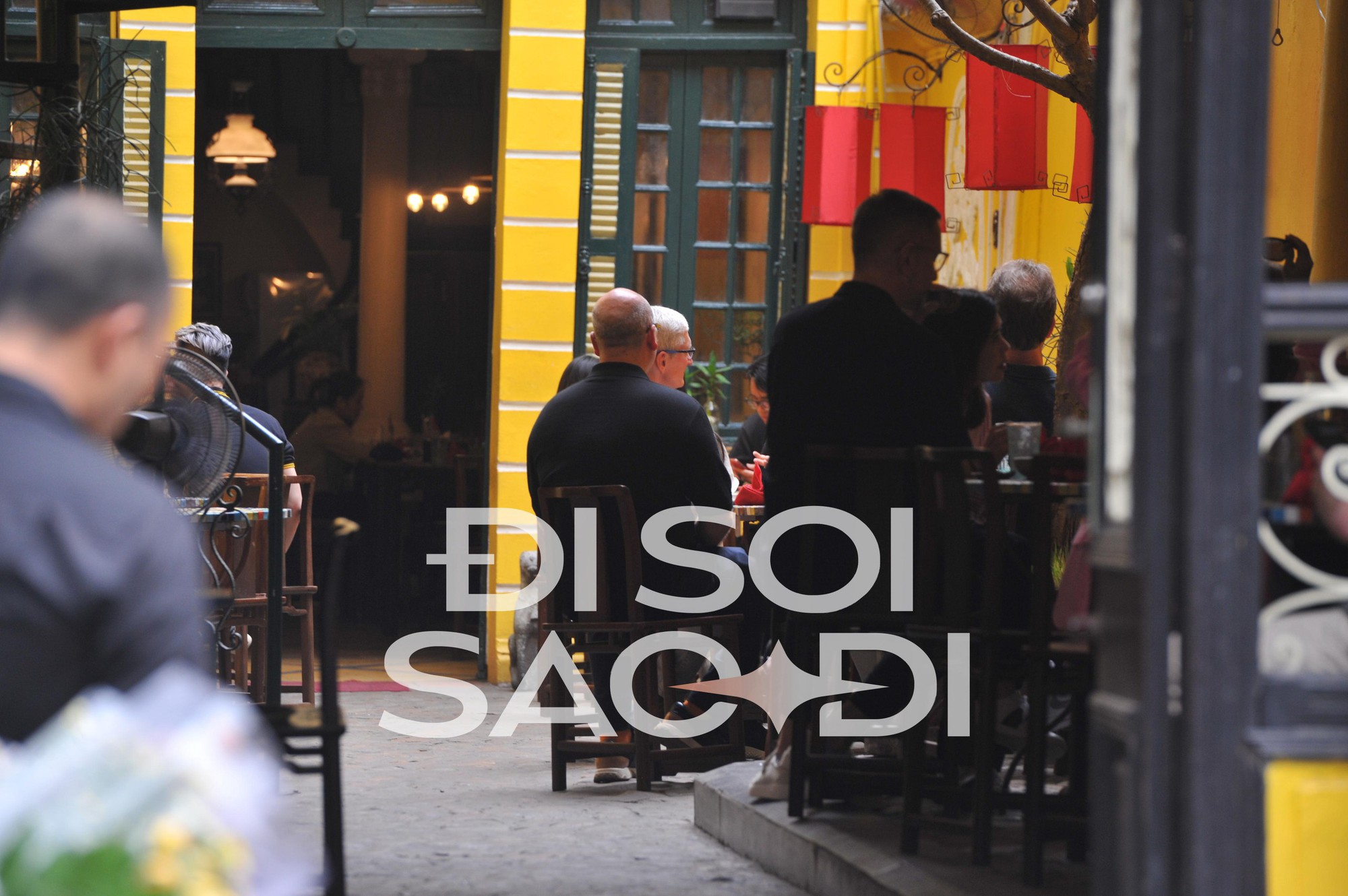 HOT: Những hình ảnh đầu tiên của CEO Apple Tim Cook tại Việt Nam - rời khách sạn 5 sao, đi cafe phố cổ-6