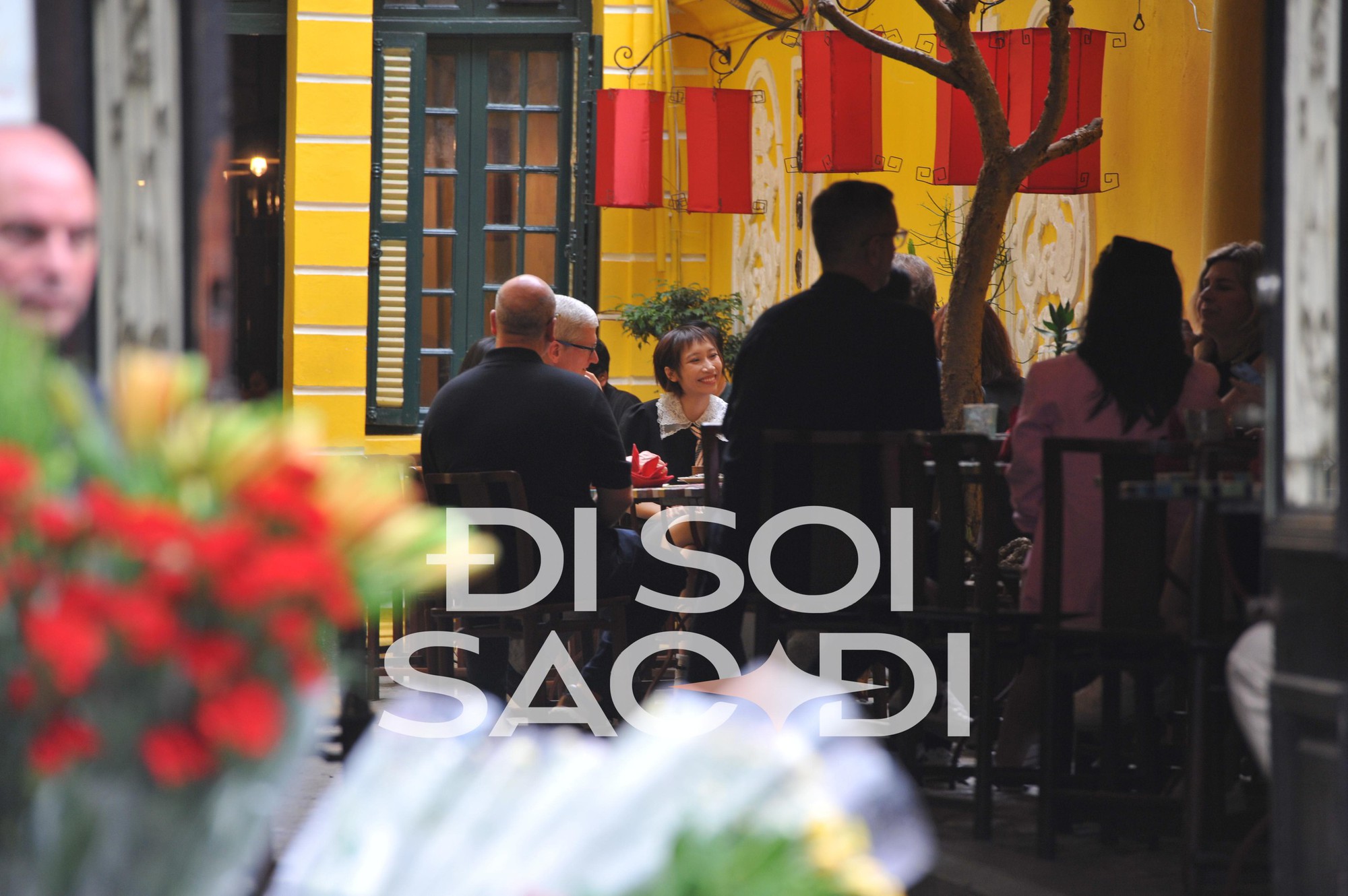 HOT: Những hình ảnh đầu tiên của CEO Apple Tim Cook tại Việt Nam - rời khách sạn 5 sao, đi cafe phố cổ-7