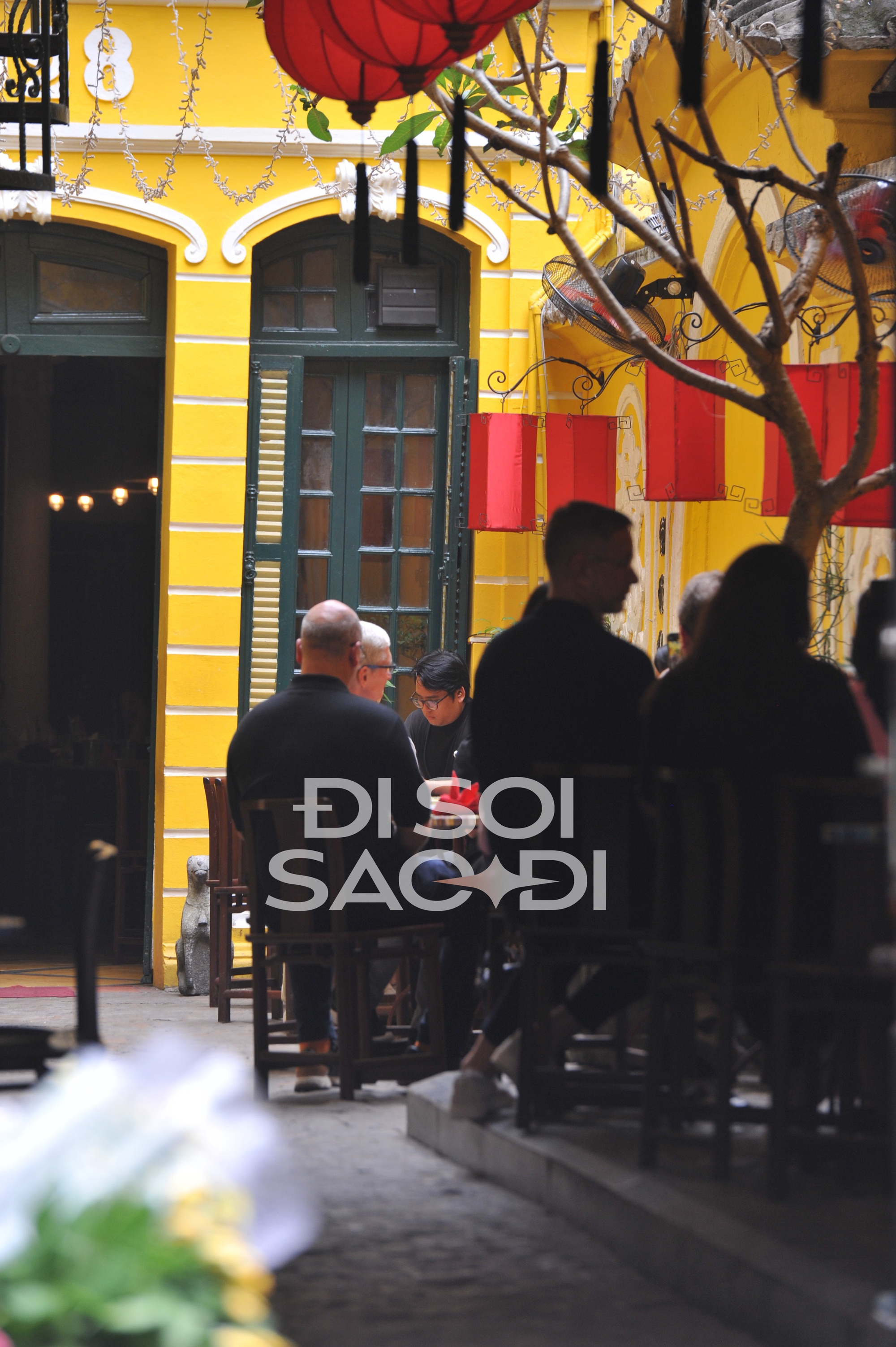 HOT: Những hình ảnh đầu tiên của CEO Apple Tim Cook tại Việt Nam - rời khách sạn 5 sao, đi cafe phố cổ-8