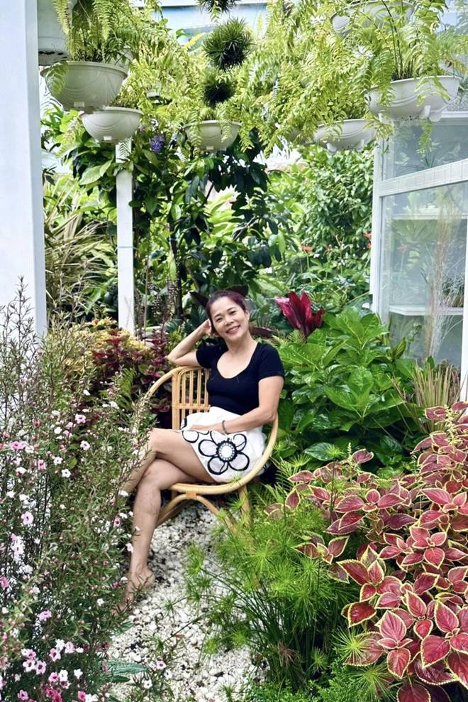 Có khu vườn mát rượi rộng 10.000m2, nữ ca sĩ núp dưới gốc cây trốn cái nóng xì khói của Sài Gòn-1