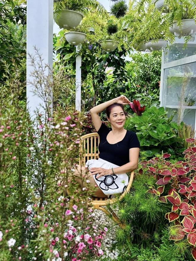 Có khu vườn mát rượi rộng 10.000m2, nữ ca sĩ núp dưới gốc cây trốn cái nóng xì khói của Sài Gòn-4
