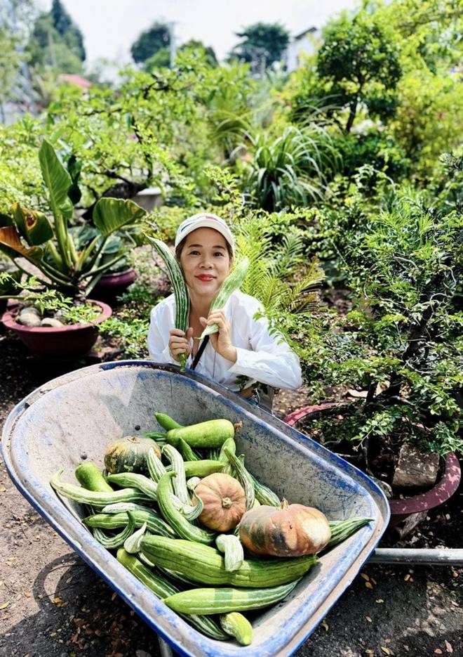 Có khu vườn mát rượi rộng 10.000m2, nữ ca sĩ núp dưới gốc cây trốn cái nóng xì khói của Sài Gòn-7