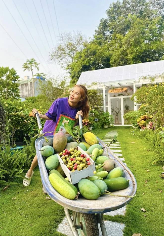 Có khu vườn mát rượi rộng 10.000m2, nữ ca sĩ núp dưới gốc cây trốn cái nóng xì khói của Sài Gòn-11