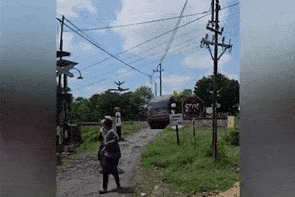 Văng vào giữa đường ray, người đàn ông bị tàu hỏa đẩy đi vài mét-1