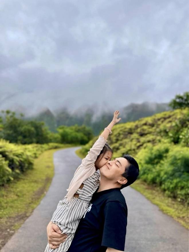 Suýt không nhận ra con gái của Lam Trường và vợ kém 17 tuổi, Yên Lam giờ xinh xắn, chân dài miên man-1