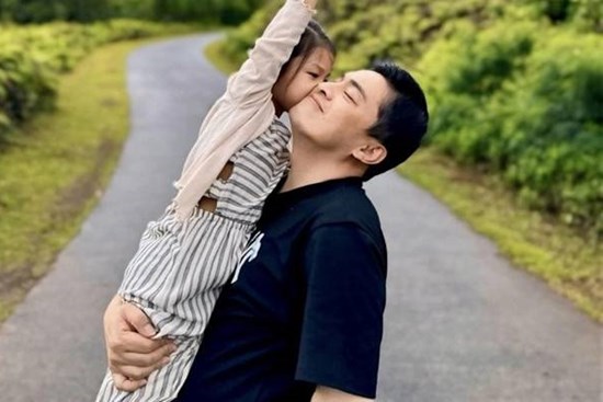 Suýt không nhận ra con gái của Lam Trường và vợ kém 17 tuổi, Yên Lam giờ xinh xắn, chân dài miên man
