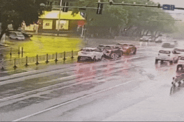 Xe điên tông bay 3 ô tô đang dừng đèn đỏ khiến 6 người thương vong