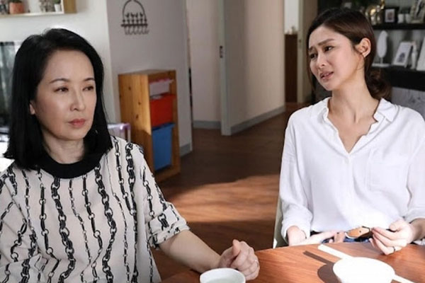 Mẹ chồng mặc kệ con dâu mới sinh ở nhà để đi du lịch, bất ngờ hơn là câu nói của chồng-1