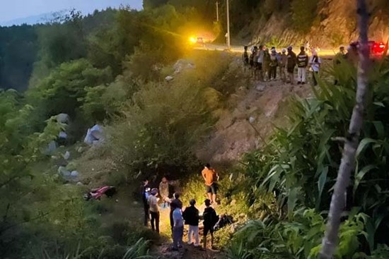 Xe máy lao xuống vực, 2 thiếu nữ 18 tuổi thương vong