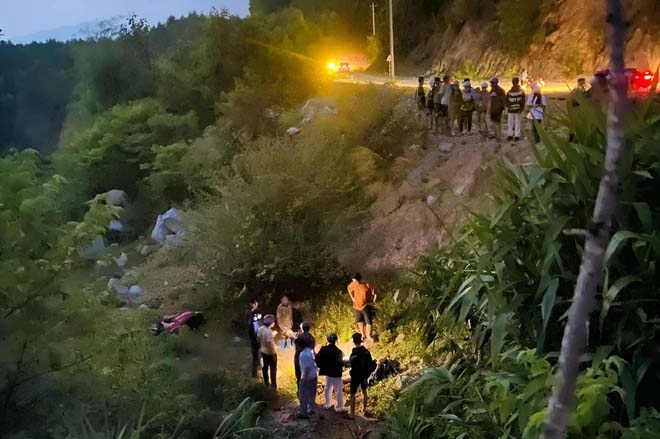 Xe máy lao xuống vực, 2 thiếu nữ 18 tuổi thương vong-1