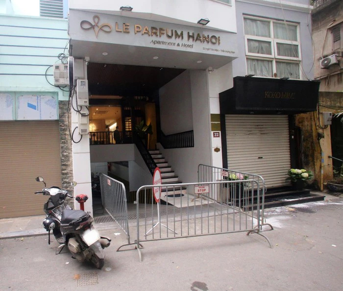 Nhân chứng bàng hoàng kể lại vụ sập mái nhà kính khiến 2 người tử vong ở Hà Nội-2